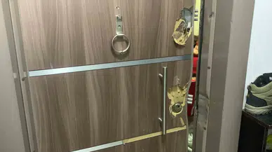 Bileğini Kesip Fotoğrafını Yolladı, Dairenin Kapısı Kırılarak Kurtarıldı