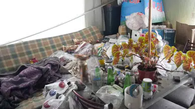 Biriktirdiği Eşyalarla Meskeni Çöp Konuta Döndü: Görenleri Hayrete Düşürdü