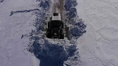 Bitlis’te 4 Metreyi Bulan Karda Yol Açma Çalışması