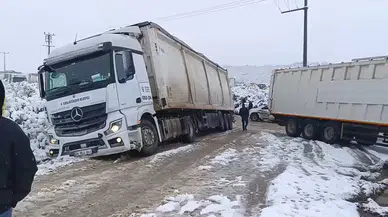 Bursa’da Kar Yağışı Sonrası Tırlar Yolda Kaldı
