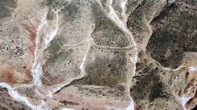 Büsbütün Doğal Üretim: Kırmızı Topraktaki Mineralleri Toplayarak Bin 300 Metreden Çıkıyor