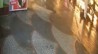 Büyükçekmece’de Yaya Geçidinde Bayana Evvel Motosiklet Akabinde Otomobil Vurdu