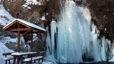 Buz Tutan Şelale Kartpostallık İmajlar Oluşturdu