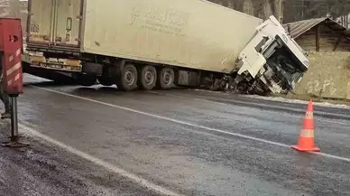 Buzlu Yolda Kayan Tır Meskene Çarptı