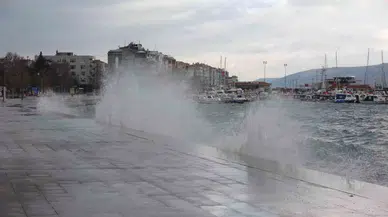 Çanakkale’de Poyraz Fırtınası Nedeniyle Oluşan Dev Dalgalar Kıyısı Dövdü