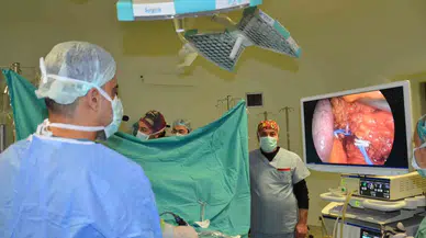 Canlı Yayında Kapalı Tümörlü Böbrek Ameliyatı ve Böbrek Taşı Operasyonu Yaptılar