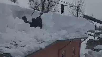 Çatıda Biriken Karları Bu türlü Temizlediler