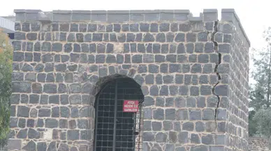Cizre’de Tarihi Abdaliye Medresesi’nin Duvarı Tehlike Saçıyor