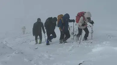 Dağcılardan 2 Bin 800 Rakımlı Dağa Kuvvetli Tırmanış