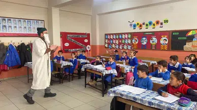 Dede Korkut’un Kıssalarını Canlandırarak Anlatan Öğretmen Öğrencilerini Eğlendirdi