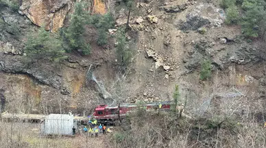 Demir Yolunu Kapatan Kayalar ile Raydan Çıkan Lokomotifi Kaldırma Çalışmaları Sürüyor