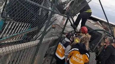 Dondurulmuş Tavuk Yüklü Tır Devrildi, Şoför 2 Saatte Kurtarıldı