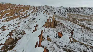 "Dünyadaki Mars" Olarak Tanınan Eğribucak Kayalıkları Beyaza Büründü