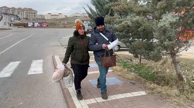 Durakta Çanta Bulan Çiftin Örnek Davranışı “İnsanlık Ölmemiş” Dedirtti