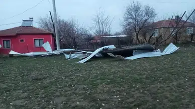 Edirne’de Fırtına Çatıları Uçurdu, Ağaç ve Direkleri Devirdi
