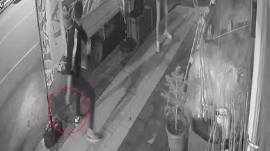 Ellerinde Bıçakla Geldiler, İş Yeri Reklam Afişini Parçalayıp Yollarına Devam Ettiler