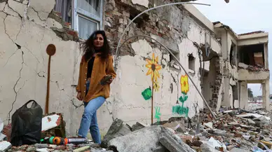 Enkaz Kentin Duvarları Bayan Eliyle Renklendi