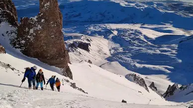 Erciyes’in Doruğunda Van Gölü’ne Dikkat Çektiler