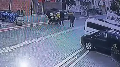 Esenyurt’ta Kuryenin Motosiklette Bıraktığı Telefonunu Kaşla Göz Ortasında Çaldılar