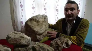 Etraftan Topladığı Taşlara Gözü Üzere Bakıyor