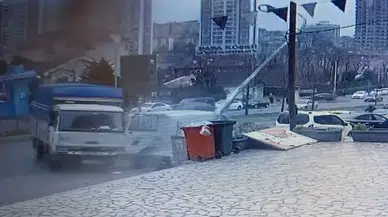 Gaziosmanpaşa’da Denetimden Çıkan Kamyon Ticari Araca Çarptı, Direği Devirdi