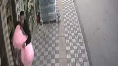 Girdiği Marketten Oyuncak Ayıyı Bu türlü Çaldı
