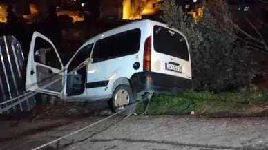 Hafif Ticari Aracı İnşaat Alanına Düşmekten Yol Kenarındaki Teller Kurtardı
