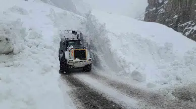 Hakkari’de Çığ Bölgesindeki Çalışmalarda 10 Metre Yüksekten Düşen Takım Şefi Yaralandı