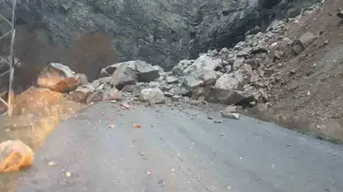 Hakkari’de Dağdan Kopan Kayalar Köy Yolunu Kapattı