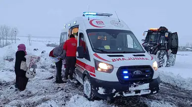 Hasta Almaya Giderken Kara Saplanan Ambulansı Karla Uğraş Takımları Kurtardı