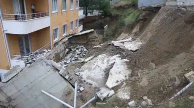 Hatay’da Çok Yağmur Nedeniyle 5 Katlı Binanın İstinat Duvarı Çöktü