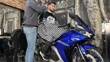 Hem Motosiklet Kullandı Hem de Tıraş Oldu