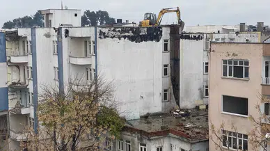 İş Makinası Yıkım İçin Ağır Hasarlı Binanın Üzerine Çıkarıldı