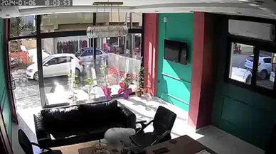 İş Yerine Kurşun Yağdırdı, 14 Yaşındaki Çocuk Koltuğun Gerisine Saklanarak Kurtuldu