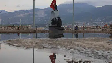 İskenderun’da Suların Çekilmeye Başlamasıyla Vatandaşlar Hafta Sonunun Keyfini Çıkarıyor