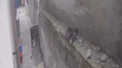 İstanbul’da Endişe Dolu Anlar Kamerada: Kepçenin Vurduğu Duvar Yerle Bir Oldu