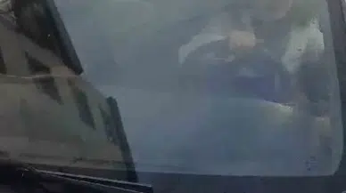 İstanbul’da “Motosikletin Hurda” Hengamesi Kamerada: Kurye Motoruna Çarpan Bayanın Önünü Kesti