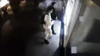 İstanbul’da Motosikletle Bıçaklı Gasp Kamerada: Bıçak Zoruyla Bankamatikten Para Çektirdiler