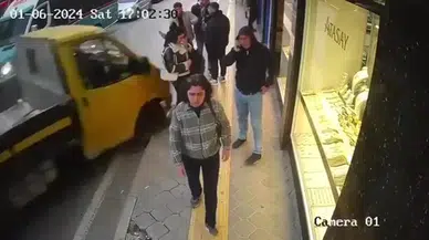 İzmir’de Kamyonet Yayalara Çarpıp İş Yerine Daldı: 5 Yaralı