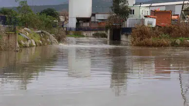 İzmir’de Sağanak ve Fırtına: Yollar Göle Döndü, Şemsiyeler Uçtu