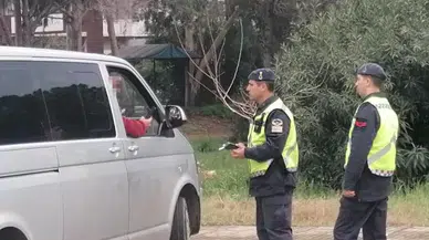 Jandarma Alkolmetreyi Üfletmek İçin  Yarım Saat Lisan Döktü, Üfleyince Cezayı Yedi