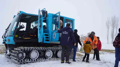 Karda Mahsur Kalan Öğrencilerin Yardımına Takımlar Ulaştı