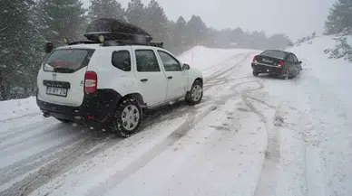 Karda Mahsur Kalan Sürücüyü Belediye Lideri Kurtardı