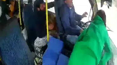 Karsan Marka Minibüs ile Tofaş Marka Arabanın Çarpışması Kamerada