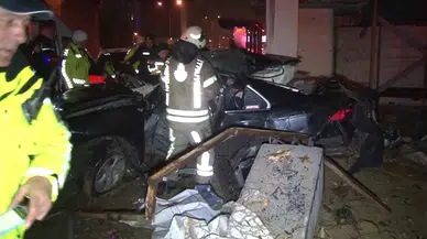 Kartal’da Denetimden Çıkan Araç Üst Geçidin Direğine Çarptı: 1 Meyyit, 1 Ağır Yaralı