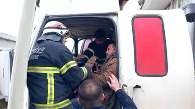 Kaza Sonrası Sıkışan Kamyon Sürücüsünü İtfaiye Kurtardı
