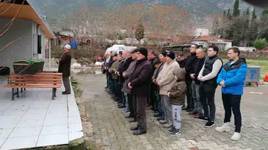 Kırkağaç’ta Boğazı Kesilerek Öldürülen Yaşlı Bayan Toprağa Verildi