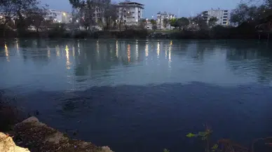 Manavgat Irmağı Siyaha Büründü