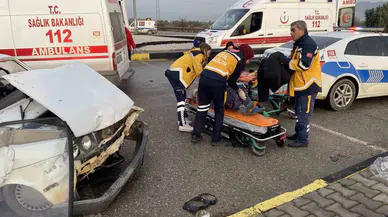 Manisa’da 2 Araba Çarpıştı: 8 Yaralı