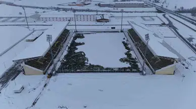 Muşlular Maç İptalini Önlemek İçin Küreklerle Stadyumu Temizledi